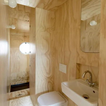 Centrally Located Luxury Family With Views And Garden 度假居 *