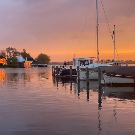 Centrally Located Luxury Family With Views And Garden 度假居 *